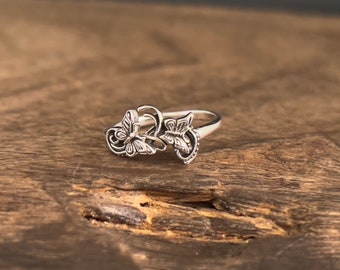 Anillo de mariposa de plata de ley oxidada: banda floral ligera
