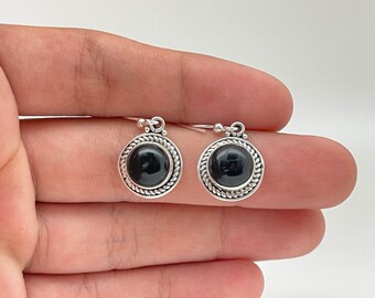 Orecchini a perno con cabochon rotondo in onice nero, finitura liscia, in argento sterling 925 placcato oro, con passante