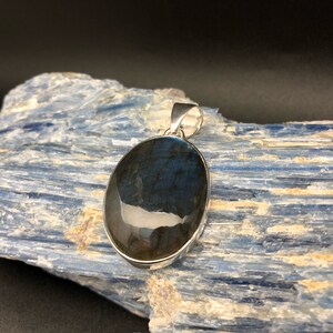 Minimalistischer Labradorit Anhänger in einer 925 Sterling Silber Oval Fassung Bild 4