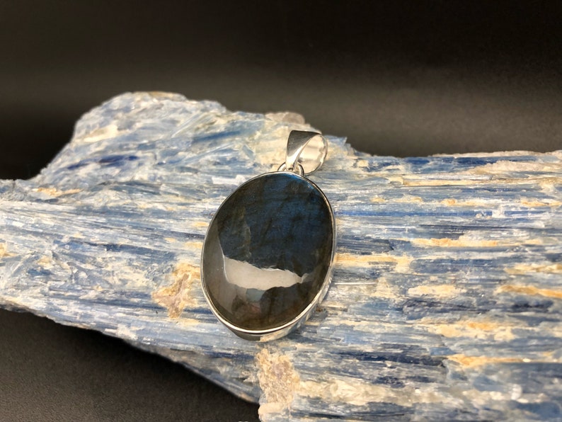 Minimalistischer Labradorit Anhänger in einer 925 Sterling Silber Oval Fassung Bild 4