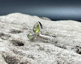 Multi Stone Peridot Ring Size 6, 7, 9 // 925 Sterling Silver // Oxidized Scale Setting