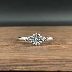 Daisy Ring // 925 Sterling Silver // Oxidized Silver Daisy Ring