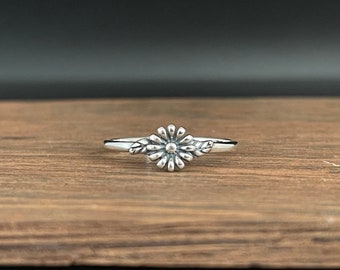 Daisy Ring // 925 Sterling Silver // Oxidized Silver Daisy Ring