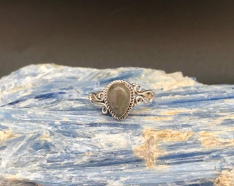 Labradorite Silver Ring // Teardrop Labradorite Silver Ring // 925 Sterling Silver // Braided Bali Swirl Setting // Labradorite Ring