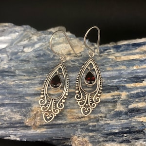 Filigraan granaatoorbellen // 925 sterlingzilver // Hypoallergeen // Hartje uit Bali