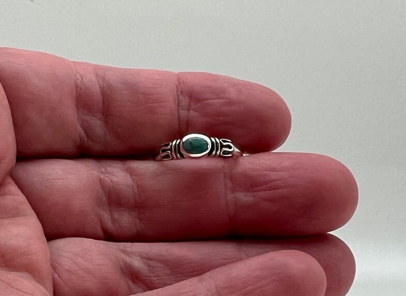 Anillo pequeño de estilo tradicional con turquesa, en plata de ley 925 con turquesa auténtica. imagen 5