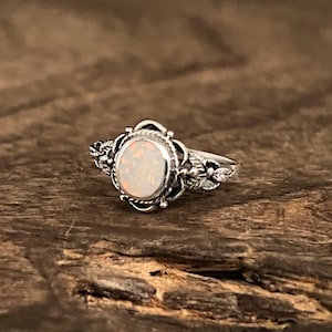 Vintage Opal Leaves Ring // 925 Sterling Silver with Lab Opal // Size 5 to 10