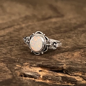 Vintage Opal Leaves Ring // 925 Sterling Silver with Lab Opal // Size 5 to 10