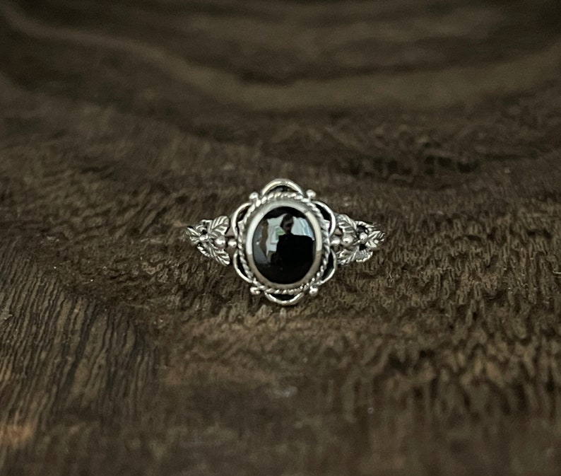 Vintage Onyx Leaves Ring // 925 Sterling Silver with Black Onyx // Size 4 to 10 image 1