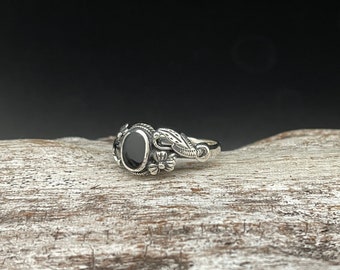 Floral Ring with Black Onyx // 925 Sterling Silver // Sizes 5 to 10