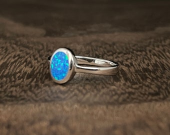 Anillo minimalista de plata con ópalo azul – Hecho a mano en plata 925, anillo para el día a día, regalo de piedra natal de octubre para ella.