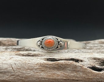 Rustieke manchetarmband rood koraal: sterlingzilver Bali-ontwerp, 7 inch