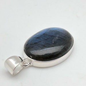 Minimalistischer Labradorit Anhänger in einer 925 Sterling Silber Oval Fassung Bild 2