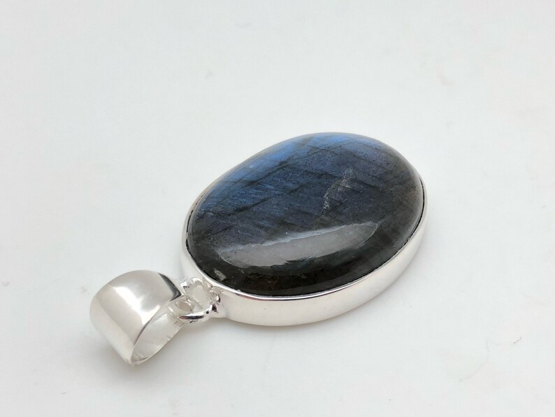 Minimalistischer Labradorit Anhänger in einer 925 Sterling Silber Oval Fassung Bild 2