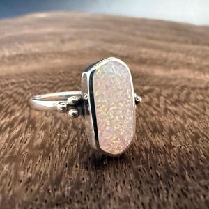 Rechthoekige chevronring met vuuropaal // 925 sterling zilver // Maten 4 tot 10