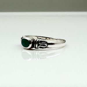 Anillo pequeño de estilo tradicional con turquesa, en plata de ley 925 con turquesa auténtica. imagen 7