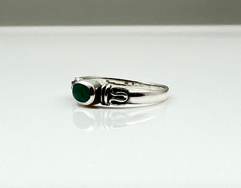 Anillo pequeño de estilo tradicional con turquesa, en plata de ley 925 con turquesa auténtica. imagen 7