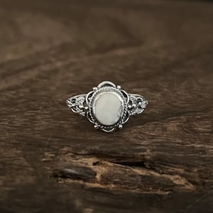 Vintage White Turquoise Leaves Ring // 925 Sterling Silver with Genuine Turquoise // Size 5 to 10