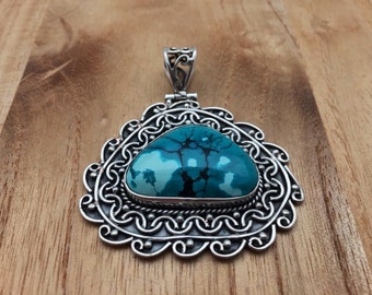 Pingente Turquesa Detalhado // Prata de Lei 925 // Turquesa Azul-Água Natural // Acabamento Oxidado