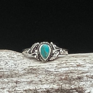 Southwest Design Turquoise Leaf Ring // 925 Sterling Silver with Genuine Turquoise // Oxidized