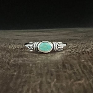 Anillo pequeño de estilo tradicional con turquesa, en plata de ley 925 con turquesa auténtica. imagen 2