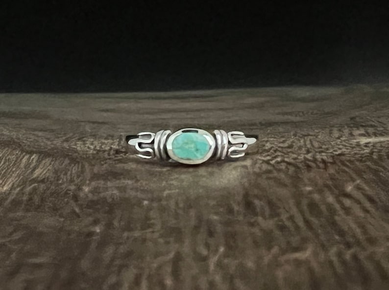 Anillo pequeño de estilo tradicional con turquesa, en plata de ley 925 con turquesa auténtica. imagen 2