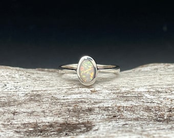 Bague opale ovale simple // Argent sterling 925 // Tailles 4 à 10 disponibles