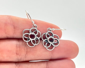 Orecchini floreali in granato // Argento Sterling 925 // Fatti a mano