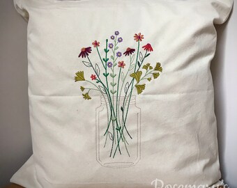 Housse de coussin 45 x 45 cm Fleurs sauvages dans un pot Mason brodée avec un choix de couleurs de tissu