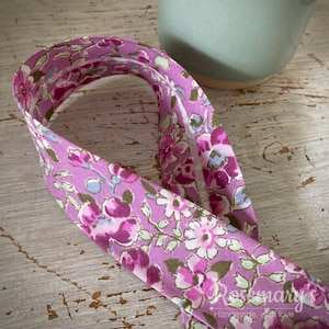 Cinta al bies plegada con diseño floral en color morado de 30 mm de Byetsa.