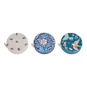 Cinta métrica retráctil impresa en tres diseños diferentes al estilo William Morris de HobbyGift