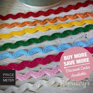 Può includere: Una collezione di nastri ondulati tipo greca in rosso, arancione, giallo, verde, blu, magenta, rosa e bianco. I nastri sono disposti in file orizzontali parallele. È presente un grafico circolare rosa con il testo BUY MORE SAVE MORE.