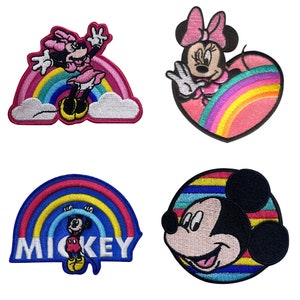 Może przedstawiać: Cztery haftowane łatki do prasowania z motywem Myszki Miki i Myszki Minnie z tęczami. Łatki są w kolorze różowym, czerwonym, niebieskim, żółtym i białym.