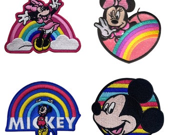 Könnte beinhalten: Vier gestickte Bügelbilder mit Mickey Mouse und Minnie Mouse mit Regenbögen. Die Patches sind in Pink, Rot, Blau, Gelb und Weiß.