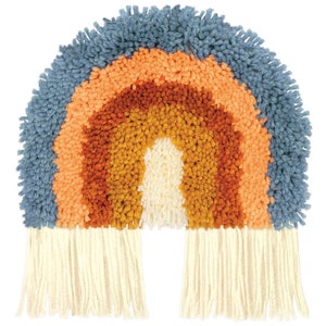 Könnte beinhalten: Handgefertigter Wandbehang in Regenbogenform. Die Farben sind Blau, Orange, Braun, Gelb und Weiß. Der untere Rand ist mit einer cremefarbenen Fransen versehen. Geeignet für Kinderzimmer, bringt Farbe und Textur.
