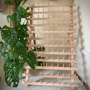 Soporte organizador para 120 bobinas de madera de haya grande, ideal para montar en la pared o en el suelo, de Milward