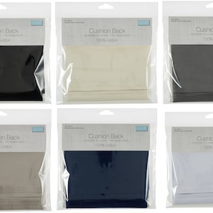 Puede incluir: Seis respaldos de cojín en diferentes colores, incluyendo negro, blanco, gris, beige, azul marino y blanco. Cada respaldo de cojín está empaquetado en una bolsa de plástico transparente con una etiqueta que dice "Cushion Back 100% cotton".