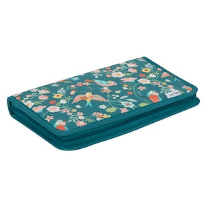 Può includere: Astuccio con cerniera lampo color verde acqua con un motivo floreale e di uccelli. Il design presenta uccelli colorati, fiori e foglie su uno sfondo verde acqua. L'astuccio ha una cerniera verde acqua e una piccola etichetta con la scritta "Happy Gift".