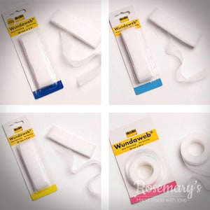 Könnte beinhalten: Vier Packungen weißen Stoffklebebandes, bekannt als "Wundaweb", mit dem Markennamen und Produktinformationen auf der Verpackung. Das Band ist 20 mm breit und in verschiedenen Längen erhältlich. Die Verpackung ist gelb, blau und weiß.