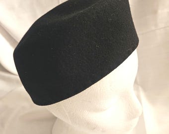 Vintage 1940s Black Wool Blend Pillbox Hat. MERRIMAC Hat Corp. in USA. Excellent condition. Ships USPS Ground Free or Priority for fee.