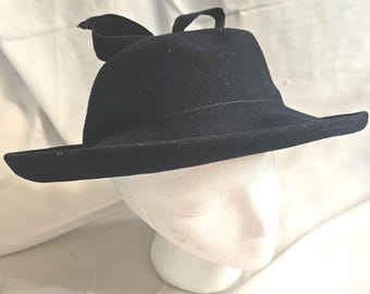Vintage Mid-Century Woman's Navy Blue 100% Wool Hat in Excellent condition, Clean, 20" circumference ,  Top bow. Ships free.
