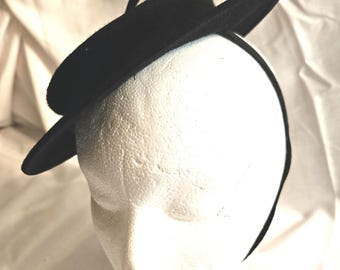 RARE Ranleigh 1940s Tilt Hat sold at I. Magnin & Co. Excellent condition. Also called Pancake, Skimmer, Tilt Boater, Shallow Boat.