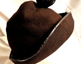 Vintage 1930s-1940s  Woman's Brown Wool Hat in Very Good Condition, Clean, 20" Circumference ,  Felt Flower, Leather Brim Trim. Ships free.