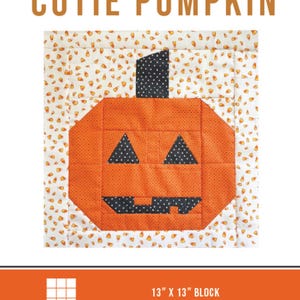 Puede incluir: Un bloque acolchado con una calabaza naranja geométrica con detalles en negro. La calabaza está sobre un fondo blanco con un patrón de caramelos de maíz. El texto "CUTIE PUMPKIN" está en la parte superior.