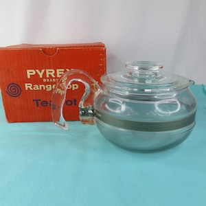 Pyrex 8446 Flameware Teapot with Lid and Original Box 6 Cup Tea Pot