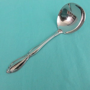 Oneida Strathmore Gravy Ladle Deluxe Stainless 7.5 in Scrolls Glossy New