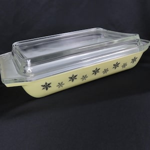 Pyrex JAJ Gaiety Space Saver Naczynie do pieczenia z pokrywką Żółte naczynie w kształcie płatka śniegu