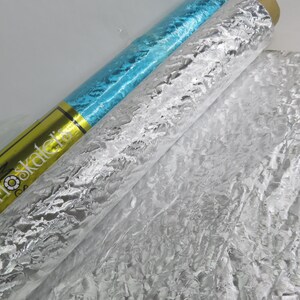 Juego de 2 rollos de papel de regalo vintage Moskatels para floristería, 50 pulgadas de ancho, azul y plateado, con relieve. 1 rollo completo y 1 rollo parcial.