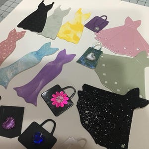 Conjunto de vestidos y bolsos troquelados hechos a mano, perfectos para crear diarios de tarjetas.