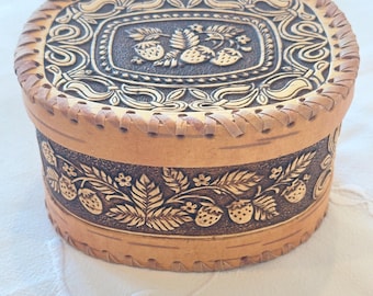 Birch bark   box  .